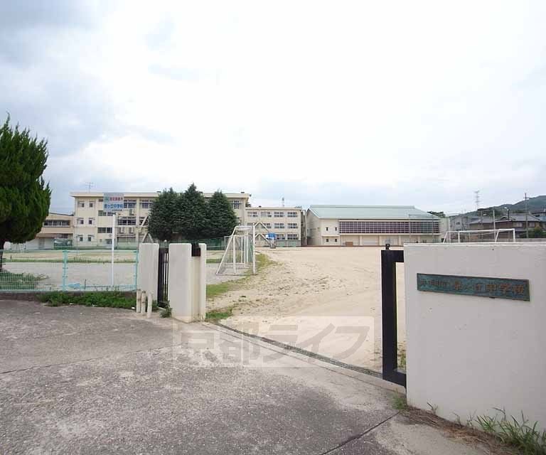 中学校　泉ヶ丘中学校（中学校）まで529m