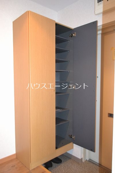 エントランス　大きなシューズボックスがございます
