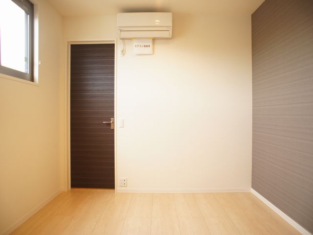 その他部屋・スペース　5.5帖洋間快適に過ごせるエアコンが付いています♪