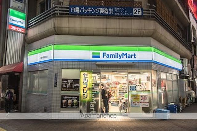 コンビニ　ファミリーマート小浦大森駅前店（コンビニ）まで325m