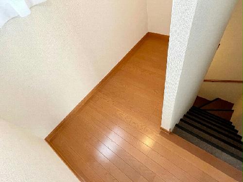 収納　階段横にスペースがあり、お部屋を広く活用できます