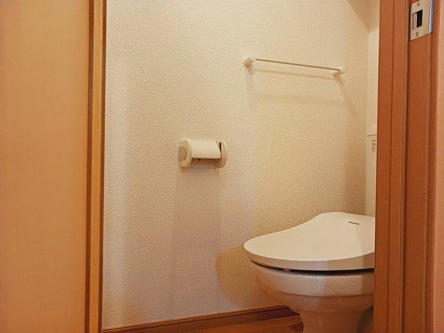 トイレ　落ち着いた色調のトイレです
