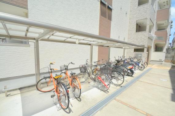 駐車場　敷地内にある駐輪場。雨の日にはうれしい屋根つきです。