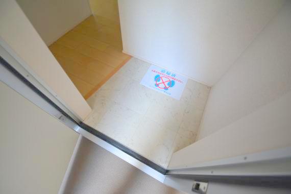 玄関　玄関に入るとお部屋まで一直線、明るい光が差し込みます。