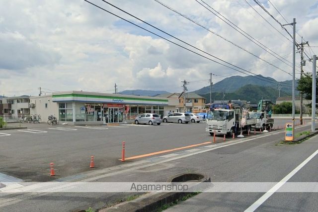 コンビニ　ファミリーマート（コンビニ）まで701m