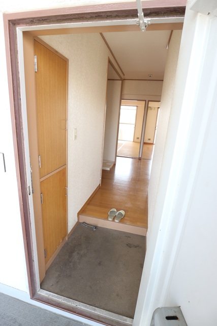 玄関　※写真は他号室です