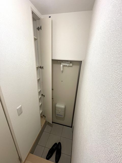 アベリア 独立洗面台付の玄関写真