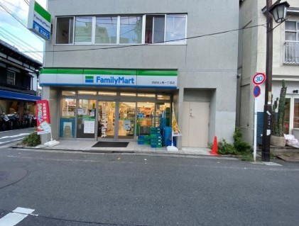 コンビニ　ファミリーマート世田谷上馬一丁目店（コンビニ）まで200m