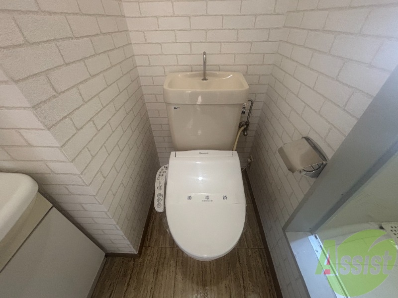 トイレ　トイレは温水洗浄便座です。シンプルな雰囲気になっています。