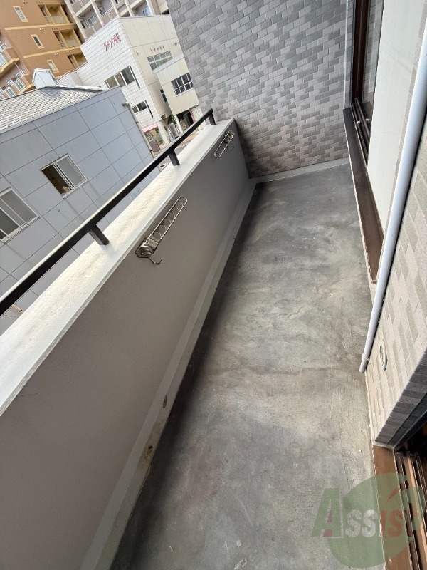 バルコニー　バルコニーの写真です。洗濯物をしっかり干せそうですね。