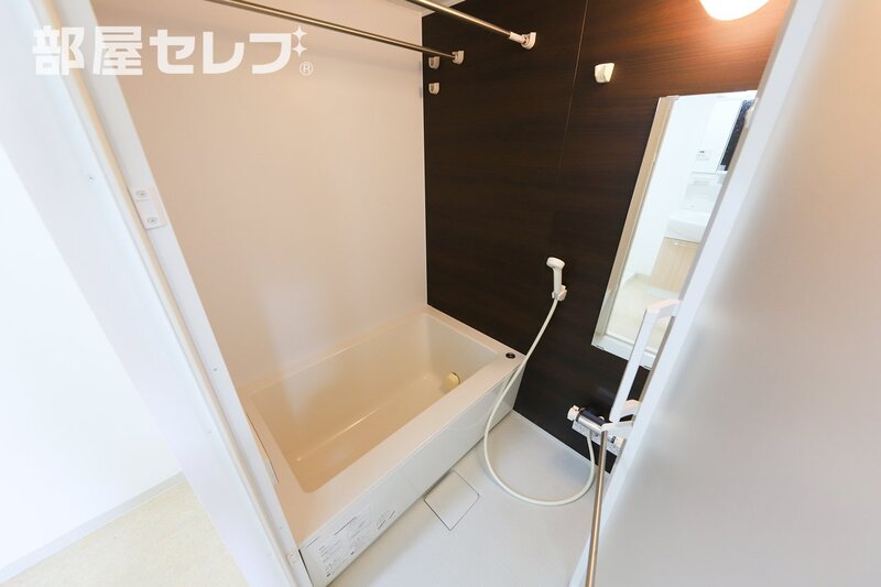 バス・シャワールーム　鏡付きの壁紙お洒落なお風呂場です。