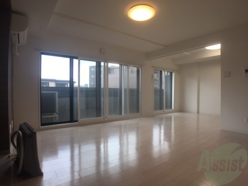 居室・リビング　広くてキレイなお部屋が広がっていて、充実した生活が送れそう。