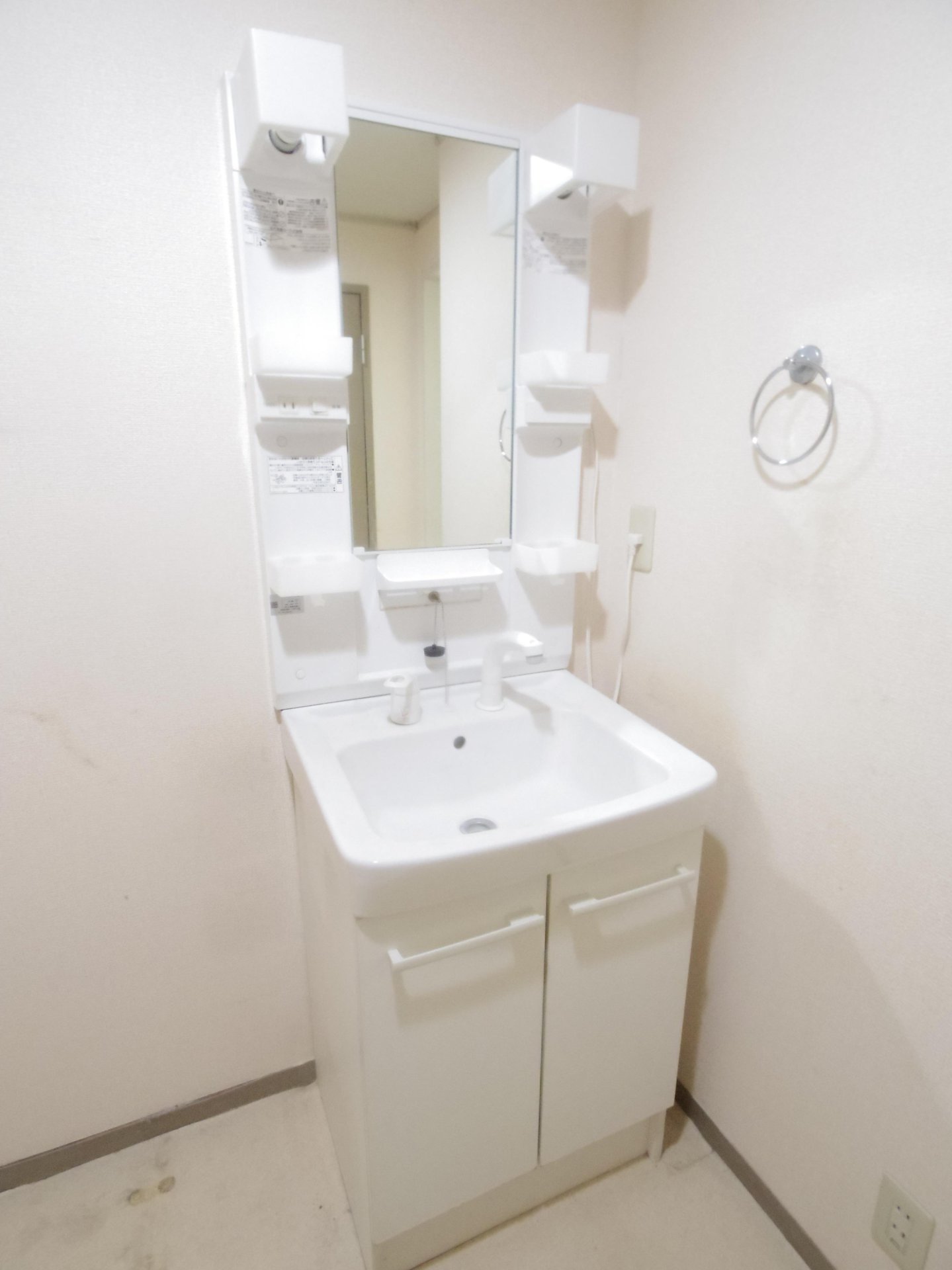 洗面設備　※他号室写真です