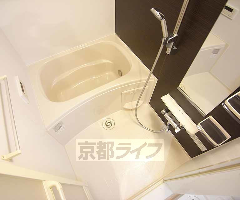 バス・シャワールーム　大きめの浴槽ですね。