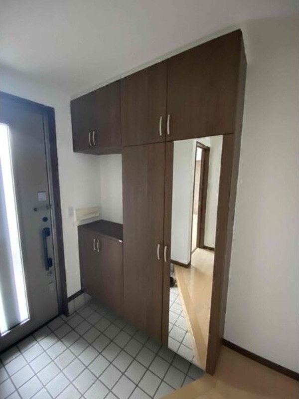 地下鉄東西線 新さっぽろ駅 徒歩10分 3階建 築15年の玄関写真