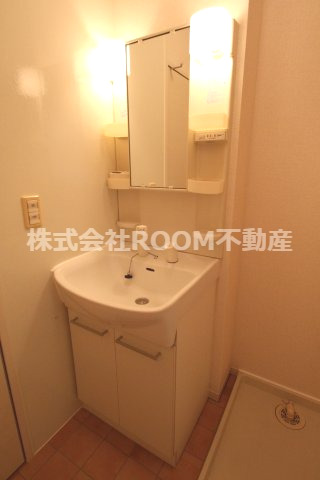 洗面設備　朝の支度にも助かる、独立の洗髪洗面化粧台