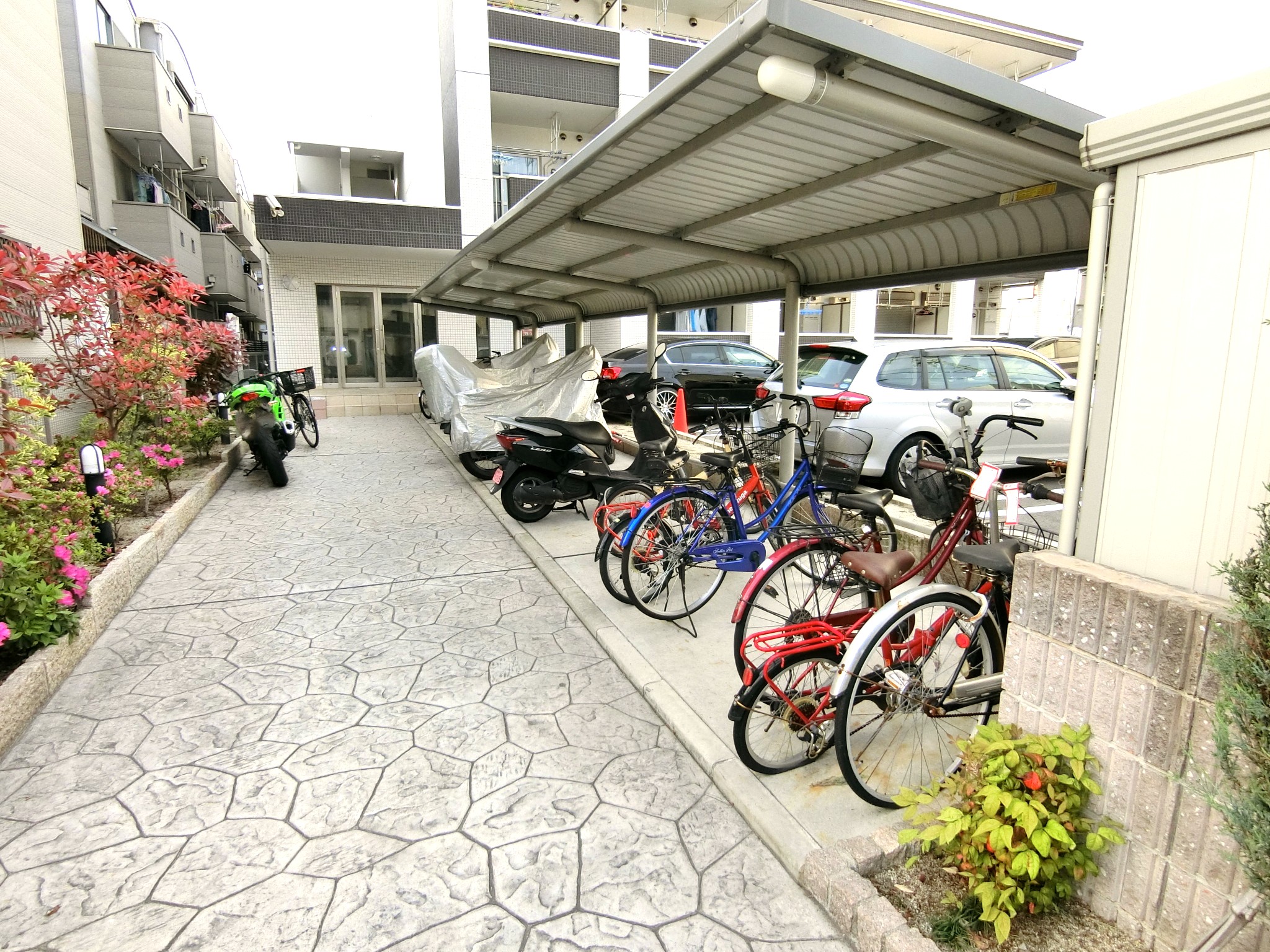 その他共有部分　駐輪・バイク置き場です！屋内にも駐輪場がございます☆