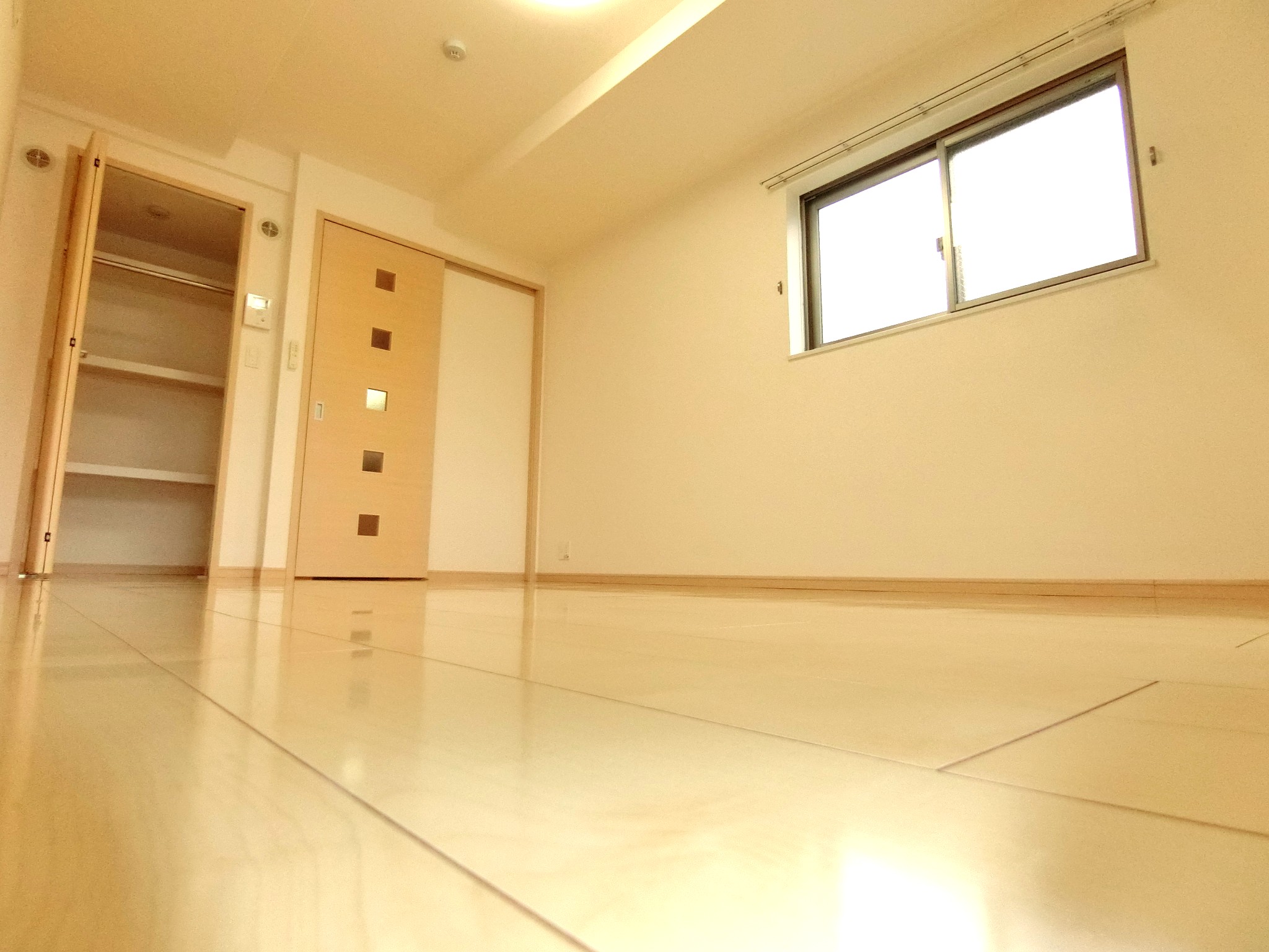 居室・リビング　クローゼツト・照明を完備した約10帖の角部屋です☆