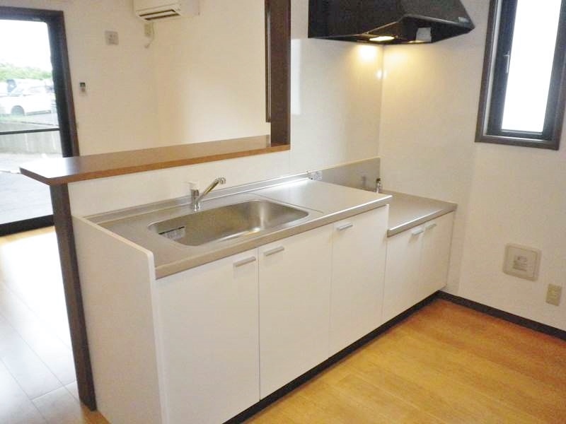 キッチン　明るいカウンタータイプ