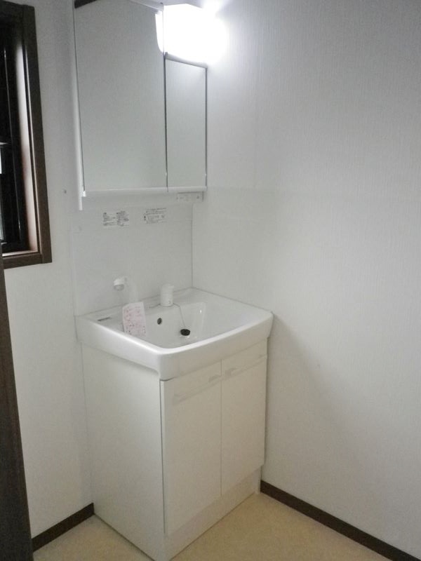 洗面設備　窓のある明るい洗面所