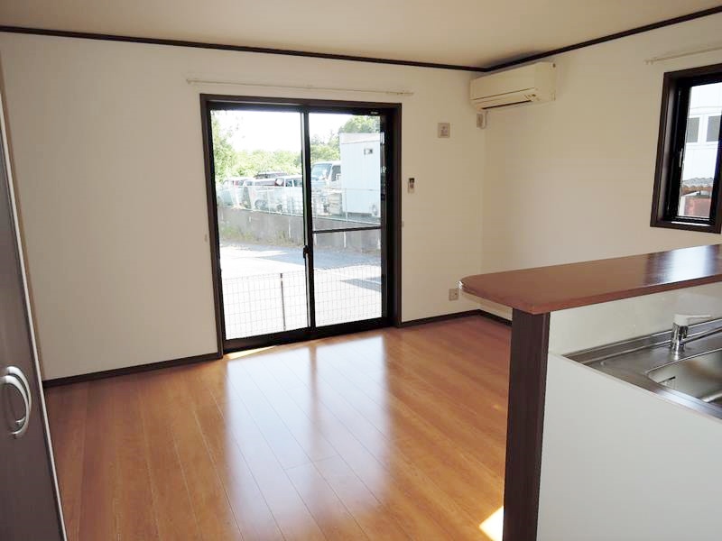 居室・リビング　２面採光の明るいリビング