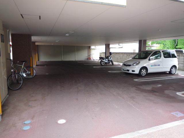 駐車場　お部屋によって屋根下駐車場区画