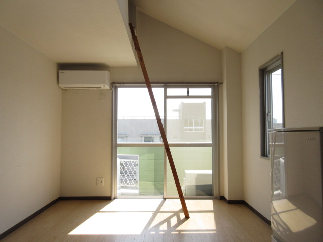 居室・リビング　南向き、3階角部屋、二面採光で明るいお部屋。ロフトあり。