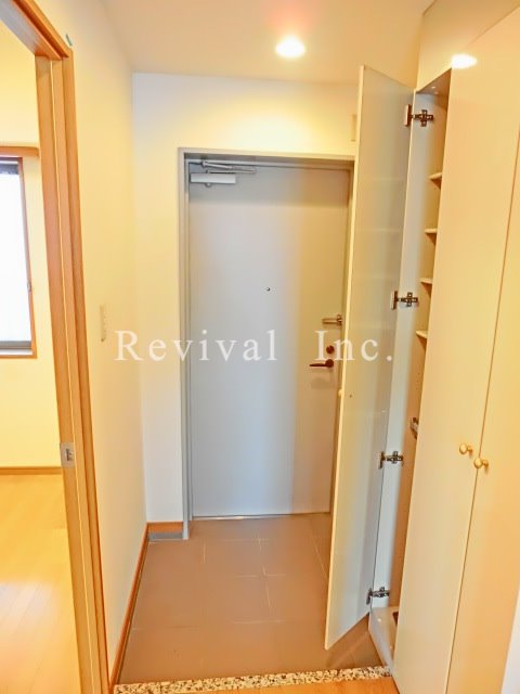 玄関　奥行を感じる玄関部分でございます
