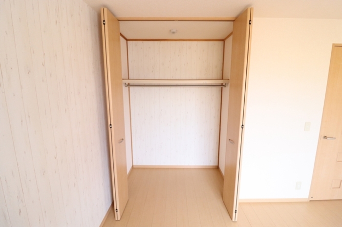 収納　クローゼット：荷物が多くても十分に収まります