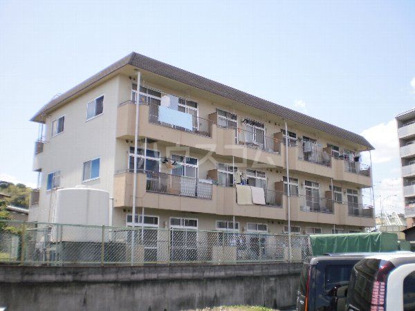 京都市西京区御陵内町のマンションの建物外観