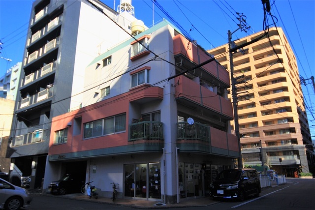 松山市一番町のマンションの建物外観