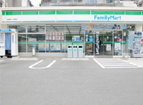 コンビニ　ファミリーマート（コンビニ）まで674m