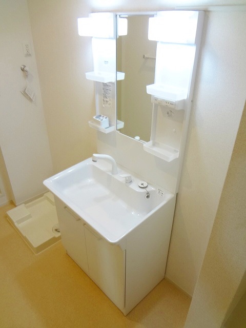 洗面設備　シャワー付き洗面化粧台