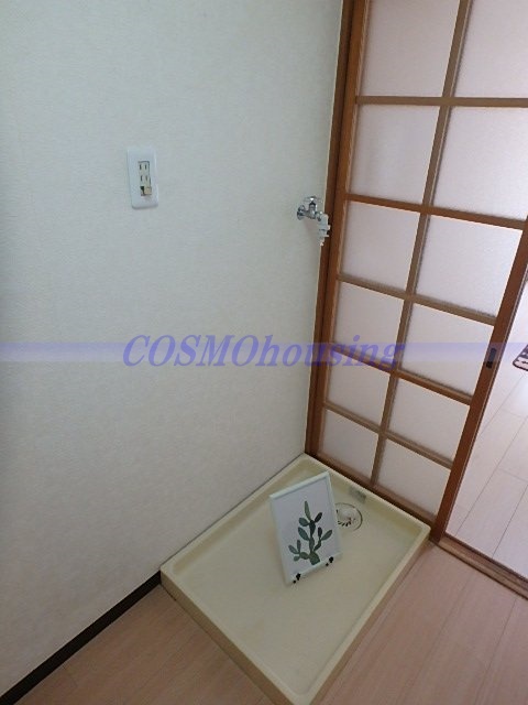 洗面設備　反転タイプの室内写真です。