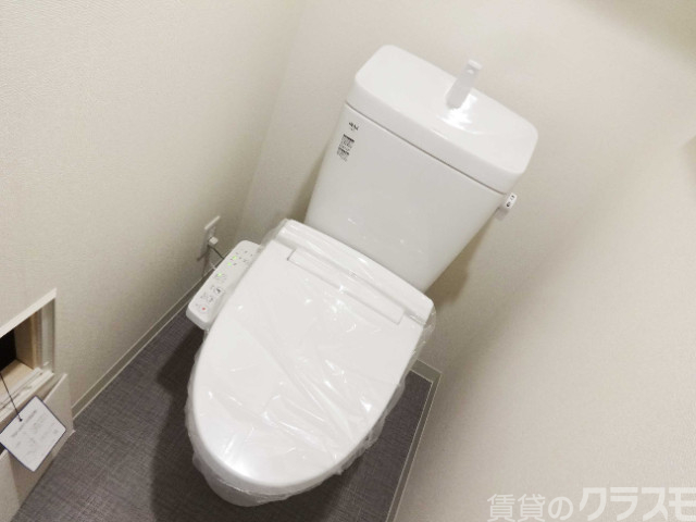 トイレ　棚付きで収納に困らないトイレです♪