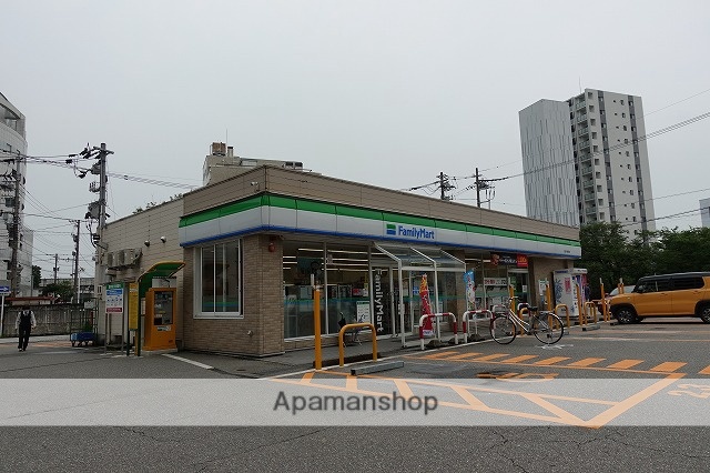 コンビニ　ファミリーマート（コンビニ）まで765m