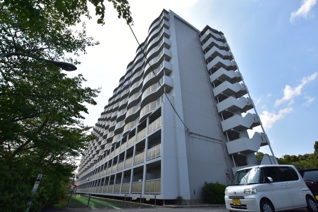 【河内長野市小山田町のマンションの建物外観】