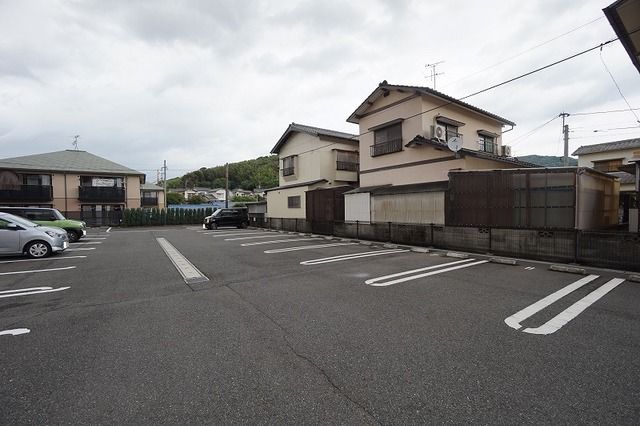 【北九州市若松区東二島のマンションの駐車場】