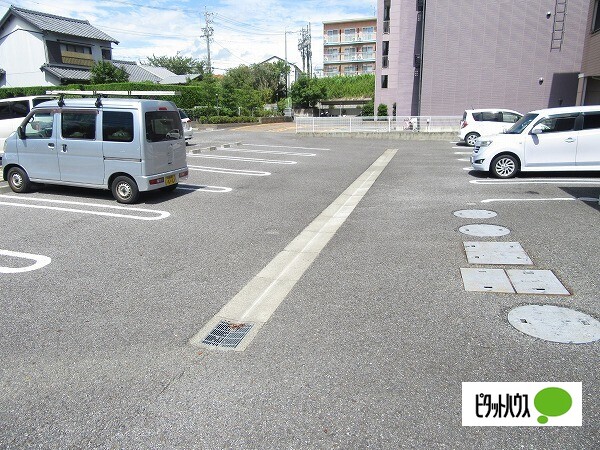 【常滑市字中千代のマンションの駐車場】