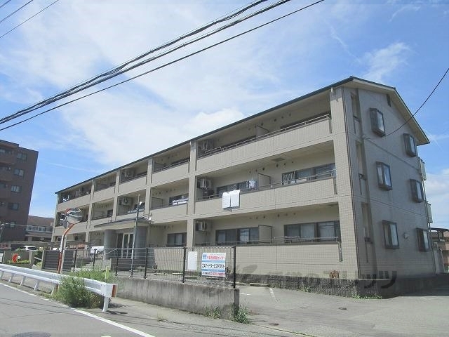 亀岡市篠町馬堀のマンションの建物外観