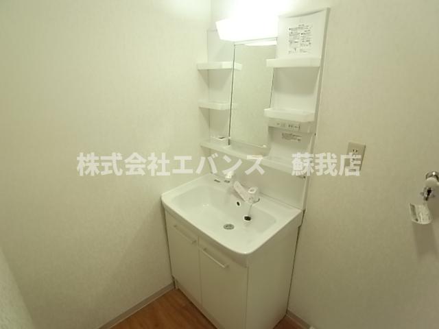 洗面設備　独立洗面化粧台が付いています