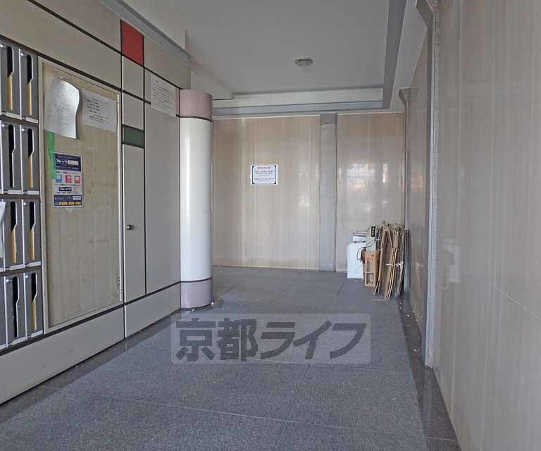 【京都市南区上鳥羽勧進橋町のマンションのエントランス】