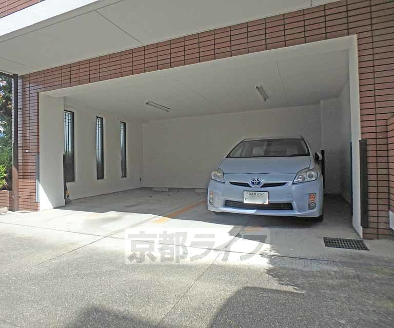 【京都市南区上鳥羽勧進橋町のマンションの駐車場】