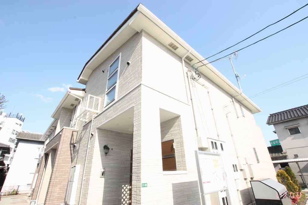 【福山市沖野上町のアパートの建物外観】