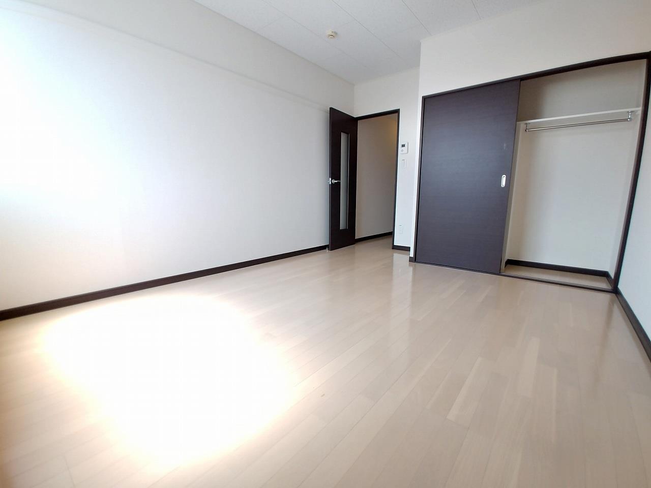 居室・リビング　居室：玄関側