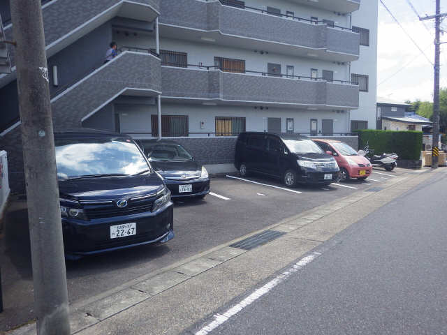 【クリスタルパレスフジの駐車場】