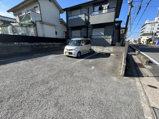 【羽曳野市誉田のアパートの駐車場】