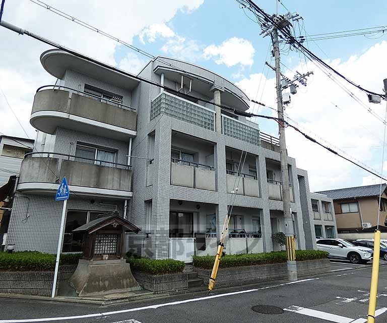 京都市北区鷹峯藤林町のマンションの建物外観