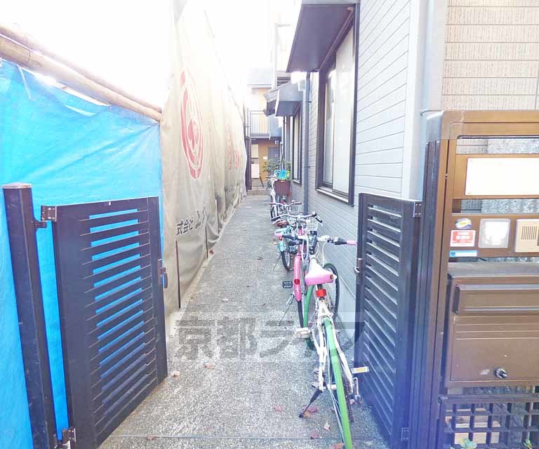 【京都市上京区清元町のアパートのエントランス】