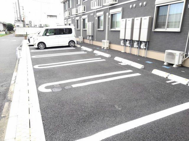 【足利市福富町のアパートの駐車場】